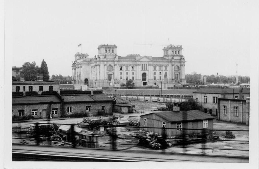 Reichstag  einst   aus der S-Bahn  .jpg